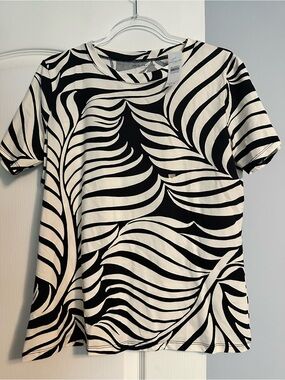 Ann Taylor Black & White Wave Print Short Sleeve Top